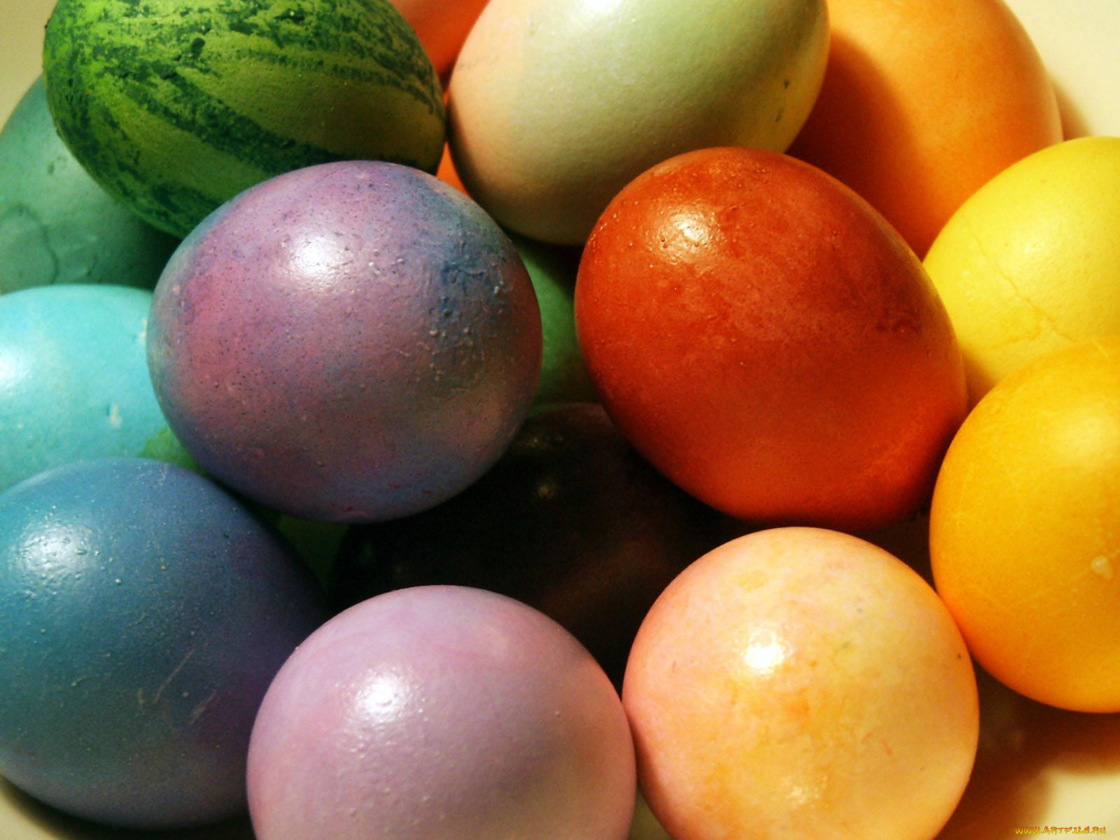 Разные разноцветные яйца